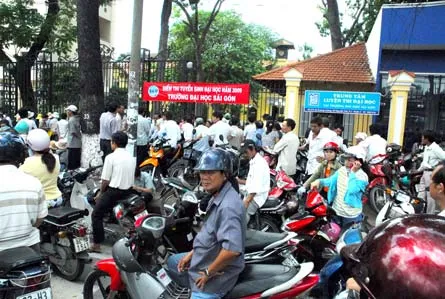 Phụ huynh chờ đón thí sinh tại địa điểm thi Đại học Sài Gòn