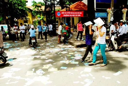 Kỳ thi ĐH- CĐ là cơ hội để...tiếp thị. Các tờ rơi quảng cáo, tiếp thị các dịch vụ chỗ trọ, mua sắm, học ngoại ngữ, dạy đàn ghi ta, khiêu vũ...phấp phới khắp cổng các địa điểm thi.