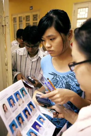 Kiểm tra thủ tục thí sinh. Ảnh: Minh Điền