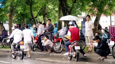 Người nhà chờ thí sinh thi. Ảnh: Minh Điền
