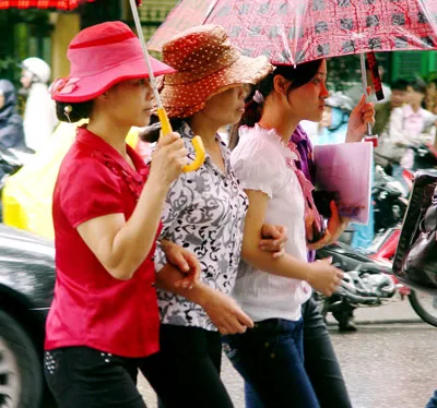 Sự chăm sóc của người mẹ đối với thí sinh dự thi. Ảnh: Minh Điền.