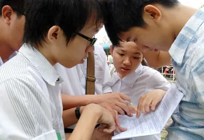 Các thí sinh ở tỉnh Bình Thuận dự thi vào ĐH Bách khoa TPHCM trao đổi sau thi môn Hóa. Ảnh: MAI HẢI