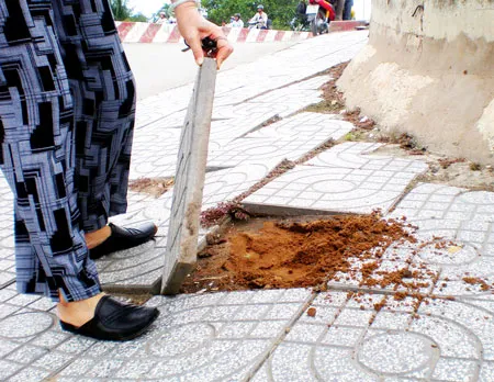 Gạch lát nền cầu Phạm Văn Chí bị bong tróc.