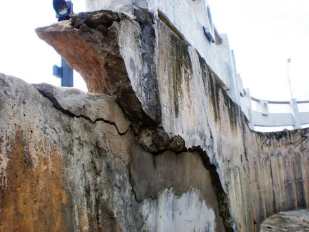 Quận 6, TPHCM: Cầu xuống cấp, nhà dân xuống theo…