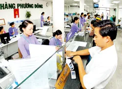Giao dịch tại Ngân hàng Phương Đông. Ảnh: ĐỨC TRÍ