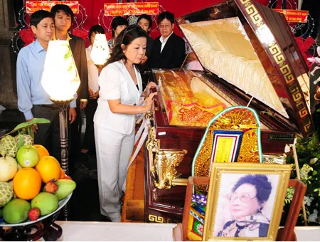 Đông đảo giới nghệ sĩ đến viếng nghệ sĩ nhân dân Phùng Há