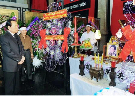 Lãnh đạo TPHCM viếng NSND Phùng Há