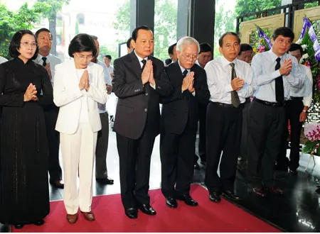 Các đồng chí lãnh đạo TPHCM đến viếng nghệ sĩ nhân dân Phùng Há