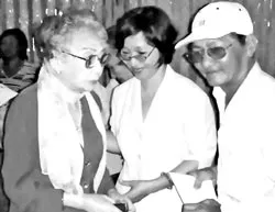 NSND Phùng Há thăm hỏi, tặng quà các nghệ sĩ có hoàn cảnh khó khăn.