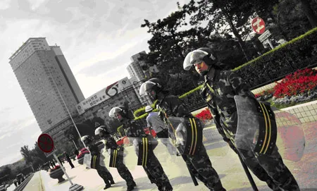 Cảnh sát chống bạo động canh gác tại Quảng trường nhân dân Urumqi. Ảnh: AFP