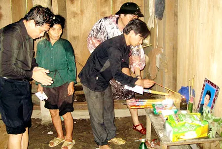 Thứ trưởng Bộ NN-PTNT Đào Xuân Học chia buồn với gia đình người dân bản Nà Bẻ (xã Nhạn Môn, huyện Pác Nặm) có 2 người bị thiệt mạng.