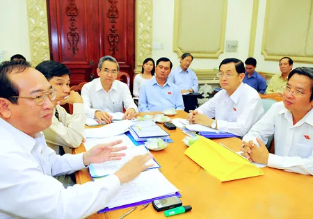 “Mổ xẻ” chuyện lãng phí, chỉ tiêu GDP, an toàn thực phẩm…