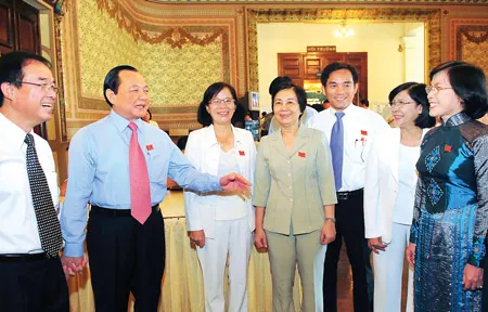 Bí thư Thành ủy TPHCM Lê Thanh Hải trao đổi cùng các đại biểu HĐND TPHCM. Ảnh: Việt Dũng