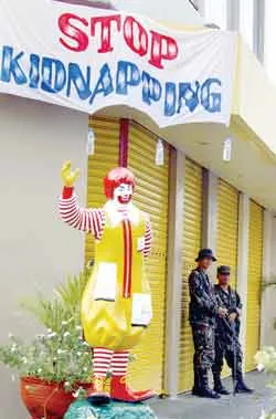 Dân Philippines tạm ngừng các hoạt động để phản đối khủng bố