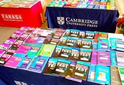 Thực trạng sách ngoại văn bị xâm phạm bản quyền - Thủ phạm trắng trợn, nạn nhân rụt rè