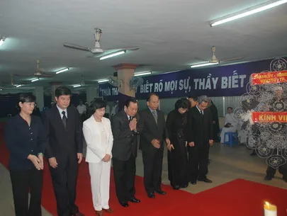 Sáng nay, hàng chục đoàn đến viếng linh mục Trương Bá Cần