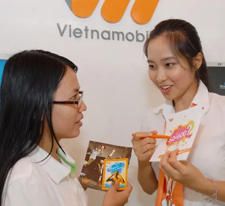Giới thiệu với khách về chương trình khuyến mãi tại Vietnammobile, sáng nay, 11-7. Ảnh: CAO THĂNG