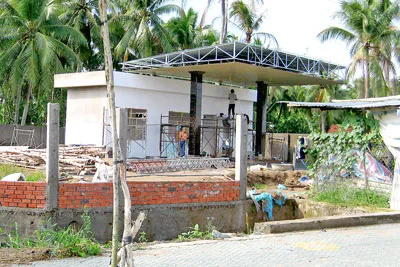 Vi phạm lộ giới vẫn được xây cây xăng