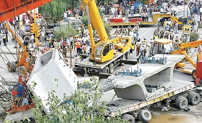 Sập cầu vượt ở Ấn Độ, gần 20 người thương vong