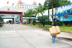 Hàng lậu đi bằng mọi ngả đường vào Việt Nam.