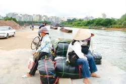 Một điểm tập kết hàng lậu bên bờ sông Ka Long, Móng Cái.