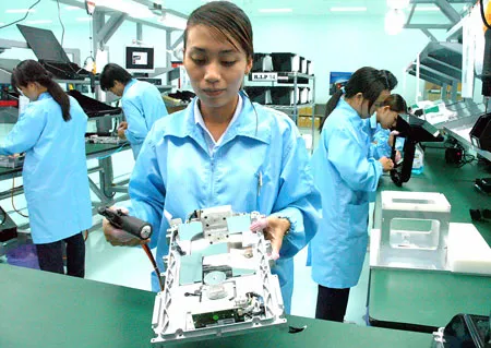 Dây chuyền sản xuất máy đọc mã vạch để bàn ở Công ty Datalogic Scanning (Khu Công nghệ cao TPHCM). Ảnh: THÀNH TÂM