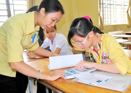 Kiểm tra phiếu báo thi của các thí sinh dự thi vào Trường CĐ Kinh tế đối ngoại. Ảnh: MAI HẢI