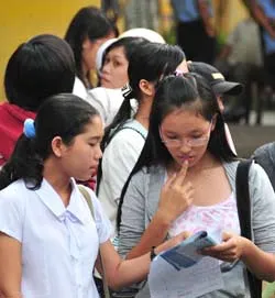 Thí sinh dự thi vào Trường cao đẳng Tài chính Hải quan tại Hội đồng thi THCS Võ Trường Toản trao đổi sau giờ thi môn Toán. Ảnh: Mai Hải