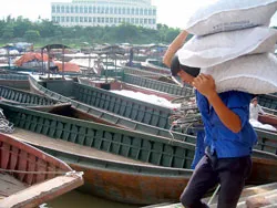 Hàng Trung Quốc tràn ngập thị trường - Bài toán chưa lời giải. Bài 3: Thắt chặt cửa khẩu, nâng chất hàng nội