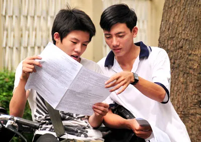 Thí sinh dự thi vào CĐ kỹ thuật Cao Thắng trao đổi sau giờ thi. Ảnh: Mai Hải