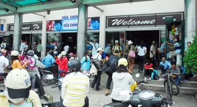 Thi xong là sĩ tử đổ ra bến xe để về quê ngay. Ảnh: Nguyễn Anh