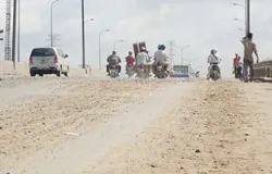 Nguy hiểm từ đất đá rơi vãi