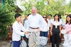 Tặng xe đạp cho học sinh nghèo có nguy cơ bỏ học