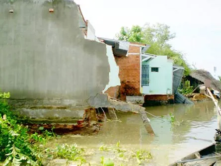 Sạt lở - Người dân “sống trong sợ hãi”. Bài 2: Sổ đỏ còn, đất đã trôi sông