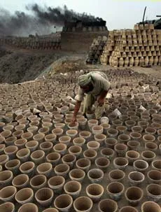 Wazir Khan, 38 tuổi, một lao động phổ thông trôi dạt từ Swat Valley, đang loại bỏ những bình gốn bị rạn vỡ tại một xưởng gốn thủ công ở ngoại ô Karachi. Khan có thu nhập khoảng 3USD mỗi ngày nên anh phải làm thêm giờ ngay cả trong lễ cẩu nguyện ngày thứ sáu. Ảnh Reuters (chụp ngày 10-7)