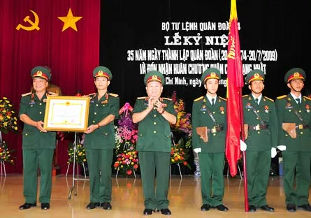 Lãnh đạo Quân đoàn 4 nhận Huân chương Quân công hạng nhất. Ảnh: VIỆT DŨNG