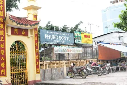 Di tích chùa Gò (Quận 11) bị quán xá lấn chiếm, gây nên cảnh nhếch nhác. Ảnh: An Dung