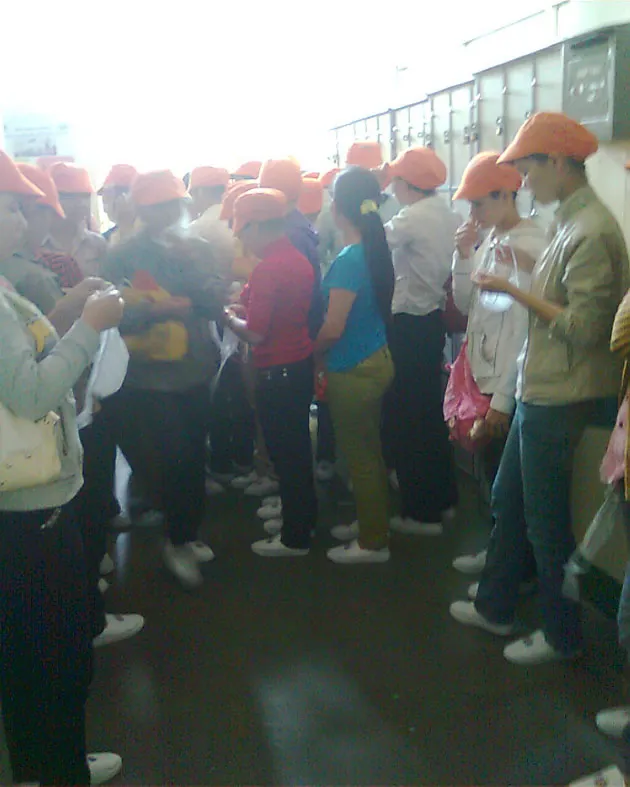 Công nhân mới được tập trung tại một khu riêng để nhận đồng phục. Ảnh: HOÀNG ANH