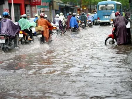 Sáng nay, 20-7, nhiều tuyến đường trong nội thành Hà Nội bị ngập, giao thông ùn tắc. Trong ảnh: Ngập lụt cục bộ trên đường Nguyễn Thái Học.Ảnh: Minh Điền