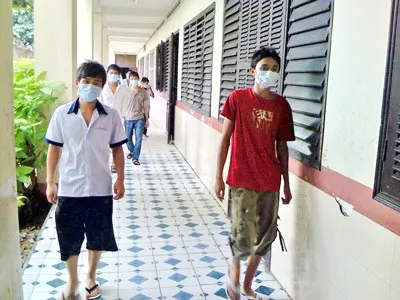 Học sinh Trường THPT Ngô Thời Nhiệm được cách ly trong khu viện nội trú. Ảnh: L. TUỆ