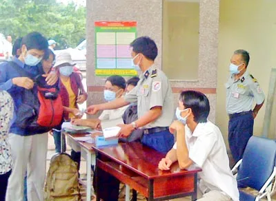 Mọi liên hệ với trường Ngô Thời Nhiệm phải qua nhân viên bảo vệ và được phát khẩu trang ngay ở cổng.