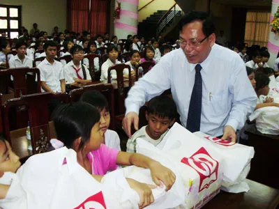 NXB Giáo Dục tặng 70 ngàn bộ sách giáo khoa cho học sinh là con thương binh liệt sĩ