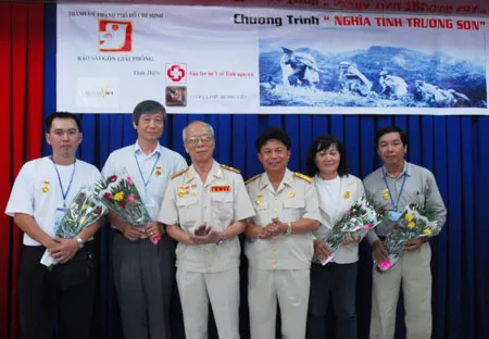 Thiếu tướng Phan Khắc Hy chụp ảnh kỷ niệm với 5 nhà báo SGGP vừa được tặng huy hiệu Trường Sơn.