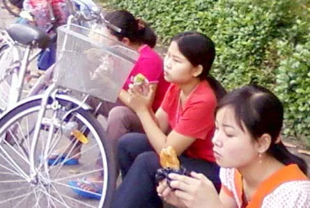 Phía sau cánh cổng nhà máy. Bài 4: Như thế là thủ đoạn bóc lột!