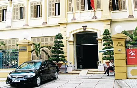 Mặt bằng số 12 Lê Duẩn, Q1 bị Công ty CP vận tải xăng dầu Vitaco cho 2 đơn vị khác thuê lại một phần diện tích làm văn phòng. Ảnh: H.HIỆP