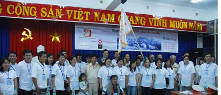 Các thành viên của đoàn công tác “Nghĩa tình Trường Sơn” trước giờ xuất phát.