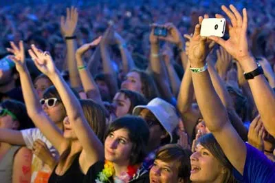 Cuồng nhiệt cùng các thần tượng của mình. Ảnh Getty Images