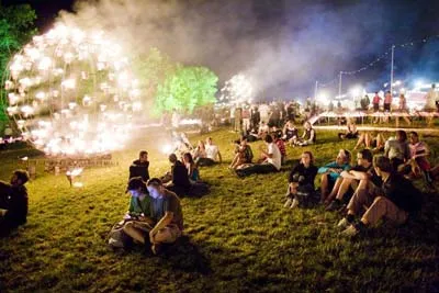 Người hâm mộ ngồi gần khu vực sân khấu biểu diễn. Ảnh Reuters