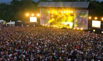Tại sân khấu chính trong thời gian nhóm rock 'Kaiser Chiefs' biểu diễn. Ảnh Getty Images