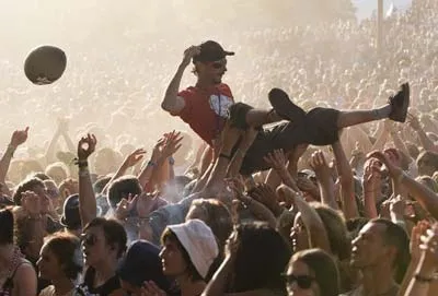 Khán giả phấn khích nhảy theo một điệu rock cuồng nhiệt do nhóm nhạc The Gossip biểu diễn ở sân khấu chính. Ảnh Getty Images